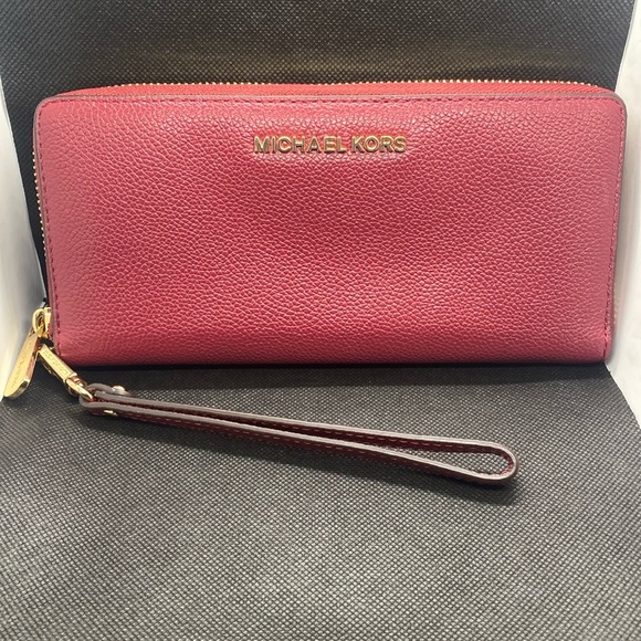 ❤️Michael Kors❤️Maroon Jet Set Travel Large Continental Wristlet/Like New - Picture 1 of 6